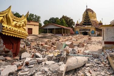 Escombros yacen cerca de una pagoda dañada durante un fuerte terremoto en Mandalay, Myanmar.