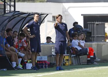  El asturiano, valenciano de adopción, jugó los últimos 28 minutos de la final de La Cartuja. Allí puso el colofón a la temporada se su consagración en el primer equipo, aunque aquella era la tercera temporada en la que competía con los ‘mayores’. Angulo permaneció 13 temporadas en la plantilla del Valencia, con la que ganó ocho títulos. Tras retirarse, inició su carrera como entrenador. Siempre vinculado a la Academia de Paterna, desde cadetes hasta tomar las riendas del filial, al que ha ascendido a la Segunda Federación. 












































