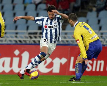 El 15 de septiembre de 2007 debutó con la Real Sociedad en la Segunda División. En la temporada 2009-10 consiguió un ascenso a Primera División.