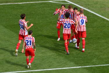 1-3. Pablo Barrios celebra el tercer tanto, segundo en su cuenta particular.