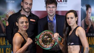 Katia Gutiérrez (izquierda), Joana Pastrana (derecha), Álvaro Gil-Casares (detrás a la izquierda) y Miguel De Pablos (con el cinturón WBC Silver) durante el pesaje.