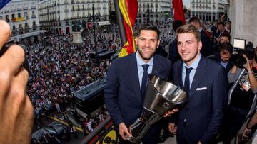 GRAF2270. MADRID, 21/05/2018.- El capitán del Real Madrid de baloncesto Felipe Reyes (i) y el base esloveno Luka Doncic (d), durante la recepción al equipo tras conseguir ayer su décima Copa de Europa, celebrada hoy en Madrid. EFE/Rodrigo Jiménez
