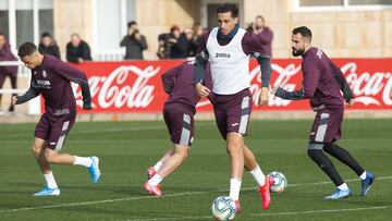Funes Mori, durante un entrenamiento con el Villarreal.