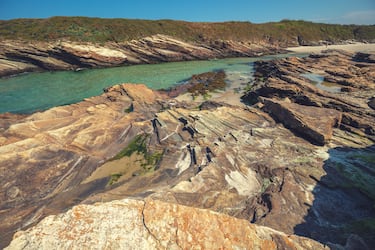 Esta privada playa de fácil acceso no está muy frecuentada. Ideal para disfrutar de la naturaleza en familia. Al bajar la marea, se forman piscinas naturales. De arena fina, dispone de duchas y aseos.