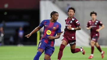 KOBE (JAPÓN), 27/07/2025.- El defensa del Barcelona Alejandro Balde dirige el balón este domingo, durante el partido amistoso que disputan el Vissel Kobe y el FC Barcelona, en el Noevir Stadium Kobe (Japón). EFE/ Buddhika Weerasinghe