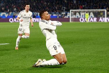 0-1. El delantero francés del Real Madrid celebra el primer tanto.
