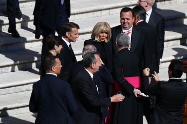 El presidente de Francia, Emmanuel Macron, y su esposa, Brigitte Macron, durante la misa funeral del Papa Francisco en el Vaticano.