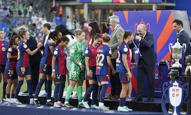 Las jugadoras del Barcelona reciben la medalla de campeonas de la Copa de la Reina.