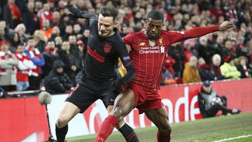 Saúl contra el Liverpool.