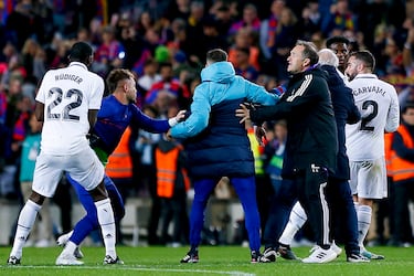 Con el partido terminado, ambos equipos tomaron direcciones opuestas. Mientras los culés se dirigían a celebrar y el Madrid se recogía, Carvajal y Arnau Tenas se cruzaron. Segundos después de coincidir, acabaron encarados. 