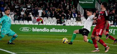 El Mirandés apuntilla a un Racing que cae en barrena