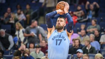 Jonas Valanciunas lanza con Memphis Grizzlies.