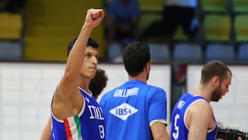 Simone Fontecchio, alero de Italia, celebra la victoria ante Bosnia en el Eurobasket 2025.