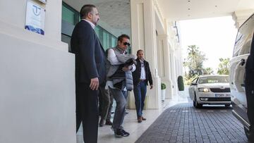 Peter Lim y Anil Murthy, saliendo del hotel.