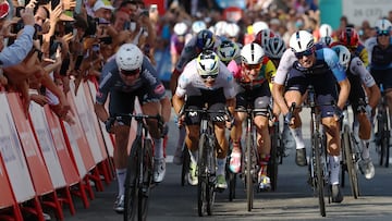 Jasper Philipsen se anticipa en el esprint de la primera etapa de la Vuelta a España con meta en Novara (Italia).