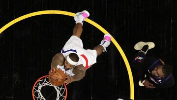 PHOENIX, ARIZONA - JUNE 28: DeMarcus Cousins #15 of the LA Clippers slam dunks ahead of Jae Crowder #99 of the Phoenix Suns during the first half of game five of the Western Conference Finals at Phoenix Suns Arena on June 28, 2021 in Phoenix, Arizona. The Clippers defeated the Suns 116-102. NOTE TO USER: User expressly acknowledges and agrees that, by downloading and or using this photograph, User is consenting to the terms and conditions of the Getty Images License Agreement. Christian Petersen/Getty Images/AFP
== FOR NEWSPAPERS, INTERNET, TELCOS & TELEVISION USE ONLY ==
PUBLICADA 30/06/21 NA MA30 4COL
