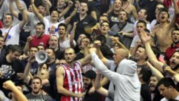 Marko Simonovic posa con el trofeo de campeones tras caer ante el Partizán en la final y antes de que este fuera destruido.