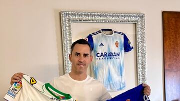Miguel Linares posa con las camisetas de Elche y Real Oviedo para AS.