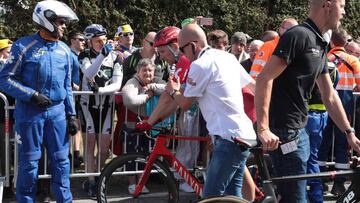 El ciclista danés Michael Morkov al término de la primera etapa del Tour de Francia en la que sufrió una dura caída.