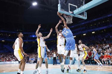 La Selección española de baloncesto masculino venció a la de Grecia por 84-77. España resiste a Antetokounmpo (27 puntos y 11 rebotes) y mantiene las opciones de estar en París. Espectacular partido de Aldama (19 puntos y 12 rebotes). En la imagen, Giannis Antetokounmpo machaca ante la defensa de los 5 jugadores españoles.