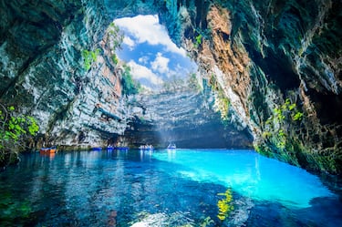 Un lago subterráneo con una cueva impresionante y aguas turquesas, accesible en barco.