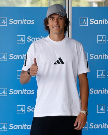 Álvaro Carreras pasa el reconocimiento médico con el Real Madrid.