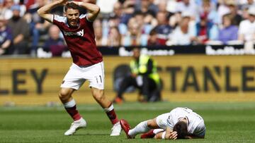 Nikola Vlasic, jugador del West Ham, se lleva las manos a la cabaeza al ver la lesión de Ashley Westwood, jugador del Burnley.