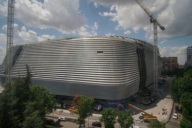 Llega el verano y con ello el parón de liccwin247.competiciones y las obras de remodelación del Estadio Santiago Bernabéu avanzan a pasos agigantados. 