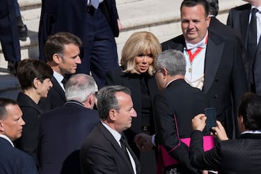 El presidente francés, Emmanuel Macron y su esposa, Brigitte, en el funeral del papa Francisco en la Plaza de San Pedro del Vaticano.