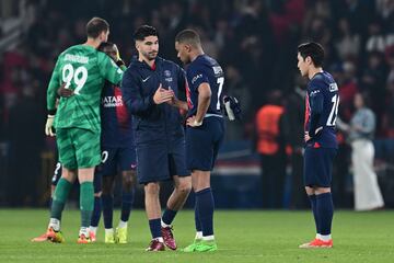 El delantero del PSG desolado tras caer eliminado por el conjunto alemán. En la imagen, Carlos Soler con Kylian.