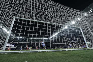 2-1. Remate espectacular de cabeza de Pere Milla de espaldas a la portería. El balón realiza una parábola y entra por la escuadra del palo largo de Jan Oblak.