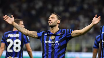 Hakan Calhanoglu celebra un gol
