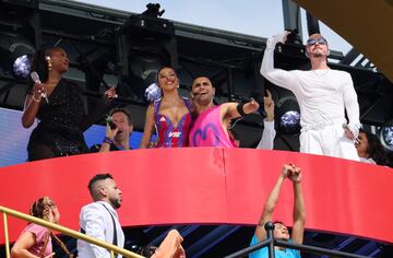 Chris Martin, J Balvin, Tems, Doja Cat y Emmanuel Kelly en el show de medio tiempo de la final en la Copa Mundial de Clubes FIFA 2025 desde el MetLife Stadium. (REUTERS/Mike Segar)