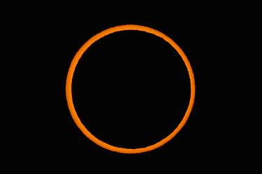 El paso de la luna frente al sol durante el  eclipse solar anular, en Las Horquetas, Santa Cruz, Argentina.