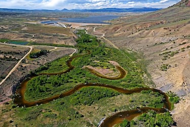 2.500 hectáreas de terreno virgen con pistas privadas de esquí, zonas de caza, arroyos y embalses para pescar y kilómetros de trails y carreteras. En el corazón de esta extensa área se encuentra la ’isla’, un bosque de álamos y coníferas rodeados de un mar de hierba en el que se pueden encontrar también alces y ciervos. 
