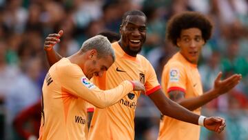 Soccer Football - LaLiga - Real Betis v Atletico Madrid - Estadio Benito Villamarin, Seville, Spain - October 23, 2022 Atletico Madrid's Antoine Griezmann celebrates scoring their second goal with Geoffrey Kondogbia REUTERS/Marcelo Del Pozo