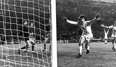 Este extremo izquierdo argentino hizo historia al llegar al Real Madrid en 1971, convirtiéndose en el primer futbolista en llegar a la capital española directamente desde Núñez. Es cierto que no duró mucho en Chamartín: Tan solo dos temporadas en las que jugó 32 partidos con 9 goles a sus espaldas. Pese a tener olfato goleador, el natural de San Javier era demasiado lento con el balón en los pies, lo que desesperaba a la grada. Llegó para sustituir a Gento y se acabó marchando al Betis.