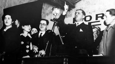 El 13 de julio de 1936, José Calvo Sotelo, ministro de Hacienda durante la dictadura de Miguel Primo de Rivera, es asesinado por un grupo de guardias de asalto y miembros de las milicias socialistas.