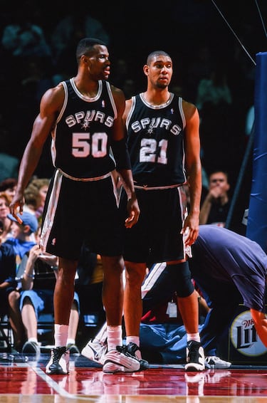 Las Torres Gemelas 2.0. Las primeras, de Hakeem Plajuwon y Ralph Sampson fueron en los 80, pero el relevo interior, esta vez con un ala-pívot y un pívot (los de los Rockets eran dos pívots) fue histórico a final del siglo XX y a inicios del siglo XXI. Robinson, espectacular de 1991 a 1995 (Máximo Anotador, MVP de la temporada y Mejor Defensor en esos años) no pudo conquistar el anillo. Su lesión en la 1995-96 y el descenso a los banquillos de Gregg Popovich, que cambió despachos por pie de pista con tanking incluido, permitió que Tim Duncan llegara a la NBA. Los dos anillos en medio de una gran rivalidad contra los Lakers salvaron la carrera de Robinson, que vio recompensada su espera gracias a la llegada del hijo pródigo. En 1999 y 2003 los Spurs triunfaron antes de hacerlo, ya con Robinson retirado, tres veces más durante el siglo XXI (2005, 2007 y 2014). Espectacular.