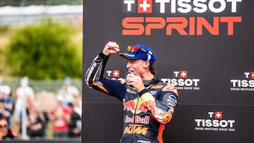 Pedro Acosta celebra su segundo puesto en el esprint de Brno.