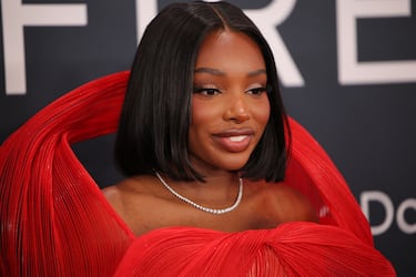 Jana Craig   posa en la alfombra roja de los Grammys 2025 en ell Crypto.com Arena situado en la ciudad de Los Ángeles, en California.