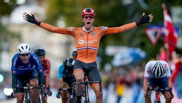Nils Eekhoff celebra la victoria.