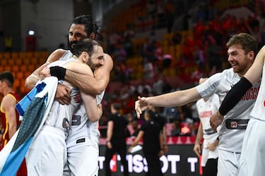 Los jugadores de Georgia celebran su triunfo ante España en el debut del Eurobasket disputado en el Spyros Kyprianou Arena en Limasol, Chipre.