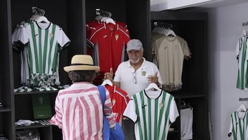 Dos turistas fotografían las camisetas del Córdoba
