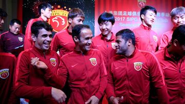 Ricardo Carvalho (centro) junto a Óscar y Hulk en un acto del Shanghai SIPG.