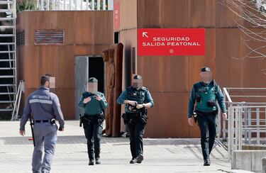 Miembros de la Guardia Civil salen de las instalaciones de la RFEF. 