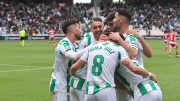 Los jugadores del Córdoba celebran un gol