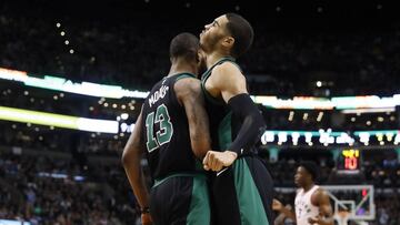 Marcus Morris y Jayson Tatum celebran una canasta en la victoria de los Celtics ante los Raptors.