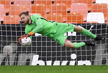 Cuando el Atlético de Madrid fichó por 16 millones de euros a Jan Oblak en julio de 2014, el esloveno se convirtió en el guardameta más caro de toda la Primera División de España. La temporada pasada, levantó el título de Liga con el equipo colchonero, y ha conseguido ser el Zamora de la Liga en cinco ocasiones. Ha logrado, entre otros títulos, una Europa League, una Supercopa de España y una Supercopa de la UEFA. El arquero, de 28 años, ha sido nombrado Futbolista Esloveno del Año en cinco de las seis últimas ocasiones.


