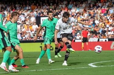 El futbolista Javi Guerra chuta para anotar el tercero para el Valencia.